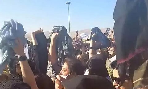 போராட்டத்தில் ஈடுபட்ட பெண்கள்