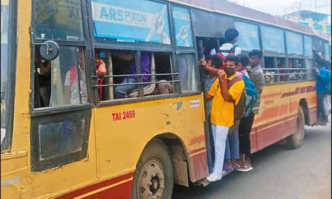 பஸ் படிக்கட்டில் தொங்கியபடி பயணிக்கும் மாணவர்கள்.