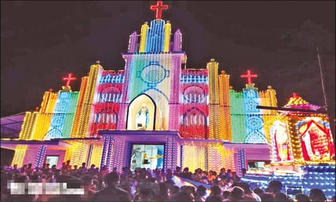 தூய மரியன்னை ஆலயம் மின் விளக்குகளால் அலங்கரிக்கப்பட்டு இருந்ததையும், தேர் பவனி நடந்ததையும் படத்தில் காணலாம்.