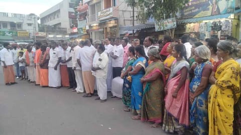 ஆர்ப்பாட்டம் நடைபெற்றபோது எடுத்தபடம்.
