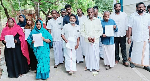 ஊராட்சி தலைவர் அக்பர் ஜான் பிவி தலைமையில், ஒன்றிய கவுன்சிலர் பைரோஸ் கான் முன்னிலையில் ஊராட்சி உறுப்பினர்கள், நிர்வாகிகள் கலெக்டரிடம் மனு கொடுக்க வந்தனர்.