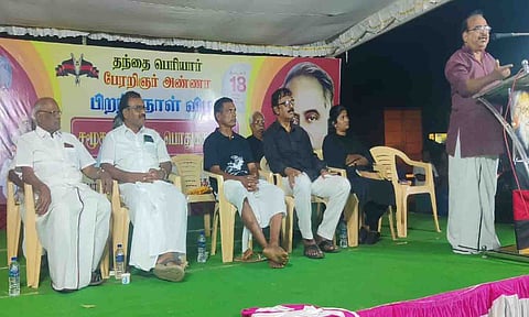 பொதுக்கூட்டத்தில் நாஞ்சில் சம்பத் பேசிய காட்சி.