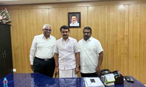 அமைச்சர் செந்தில்பாலாஜியை  பல்லடம் ஜவுளி உற்பத்தியாளர்கள் சந்தித்த காட்சி.