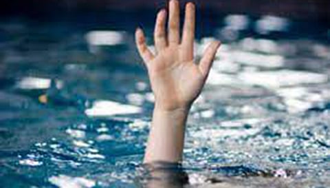 ஆற்றில் மூழ்கி இளம்பெண் சாவு