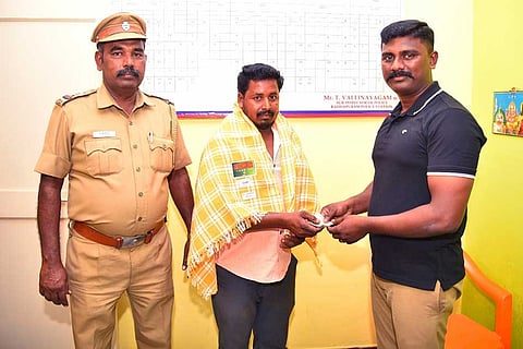 மெக்கானிக்கின் நேர்மையை பாராட்டி சப்-இன்ஸ்பெக்டர் பொன்னாடை அணிவித்து கவுரவித்த காட்சி.