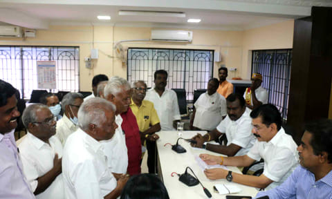 பொதுமக்களிடம் மேயர், துணைமேயர் மனுக்கள் வாங்கிய காட்சி.