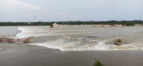 காவிரி ஆற்றில் அதிக அளவில் தண்ணீர் செல்வதால் கூட்டு குடிநீர் திட்ட பணிகள் பாதிப்பு