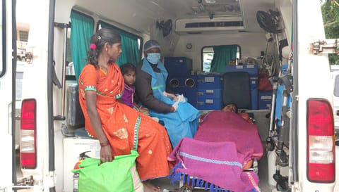 குழந்தையுடன்  தாய் மாதம்மாள்.