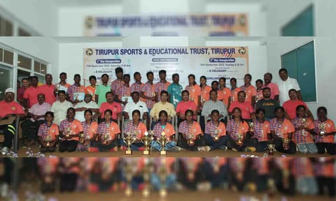 வீரர்-வீராங்கனைகளுக்கு கோப்பையும், சான்றிதழும் வழங்கப்பட்ட காட்சி.