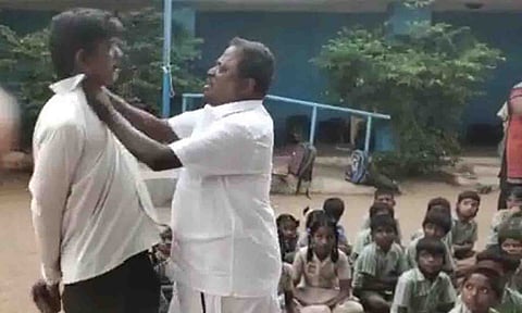 தி.மு.க.கவுன்சிலரின் கணவர் தலைமை ஆசிரியரை தாக்கிய காட்சி.