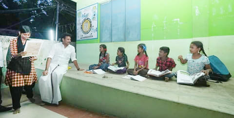மெய்யம்புளி அரசு நடுநிலைப் பள்ளியில் அமைச்சர் அன்பில் மகேஷ் பொய்யாமொழி ஆய்வு செய்து மாணவ, மாணவிகளுடன் கலந்துரையாடினார்.