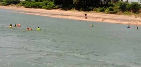 &nbsp; அணைக்கட்டில் மூழ்கிய வாலிபரை தீயணைப்பு படையினர் தேடும் பணியில் ஈடுபட்டனர்.&nbsp;