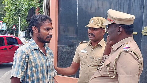 தீ குளிக்க முயன்ற தங்கராஜியிடம் போலீசார் விசாரித்த காட்சி.