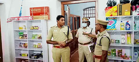 பல்பொருள் அங்காடியை எஸ்.பி. பார்வையிட்ட போது எடுத்தபடம்.