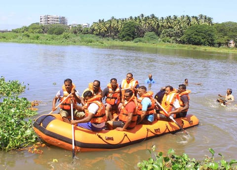 பயிற்சியில் ஈடுபட்ட பேரிடர் மீட்பு குழுவினர்.