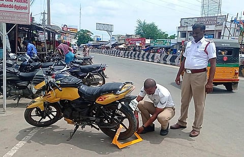 போக்குவரத்துக்கு இடையூறாக நிறுத்திய வாகனங்களுக்கு பூட்டு