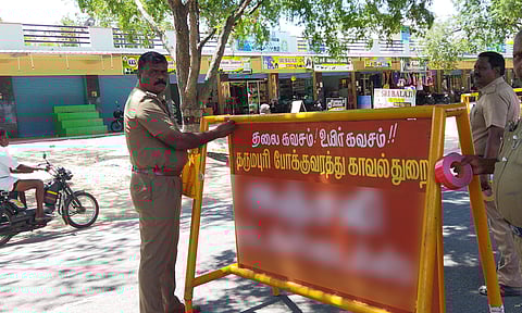 பனந்தோப்பு பகுதியில் போலீசார் விபத்துகளை தடுக்கும் விதமாக போலீசார் தடுப்பு வைத்துள்ள காட்சி.