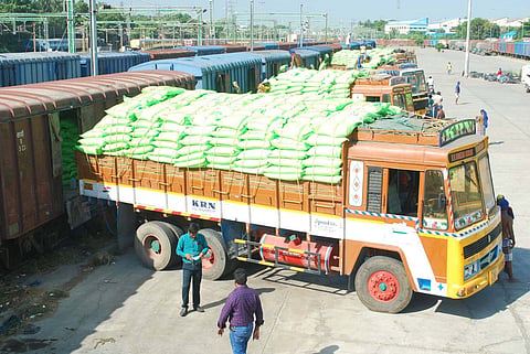1,930 மெட்ரிக் டன் யூரியா ஈரோட்டுக்கு வருகை