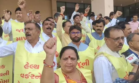 குஜராத் சட்டசபையில் அமளி  - 14 காங்கிரஸ் எம்.எல்.ஏ.க்கள் சஸ்பெண்ட்