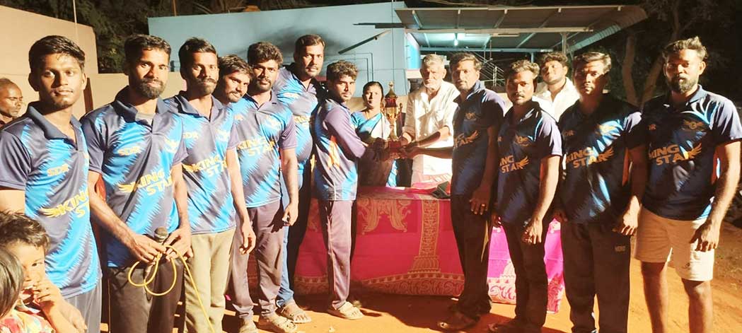 வெற்றி பெற்ற அணியினருக்கு சேர்வைக் காரன்மடம் பஞ்சாயத்து தலைவர் ஜெபக்கனி கோப்பையை வழங்கிய காட்சி.