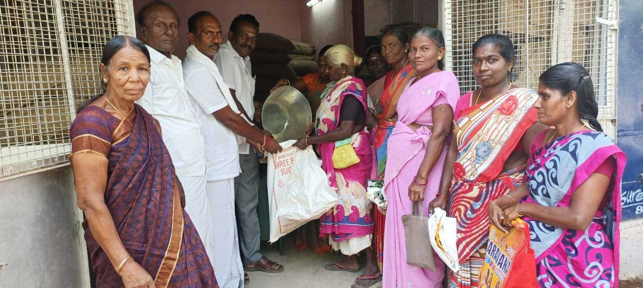 வாரத்தில் 2 நாட்கள் பொருட்கள் வழங்குவதை சாயர்புரம் தொடக்க வேளாண்மை கூட்டுறவு கடன் வங்கித் தலைவர் அறவாழி தொடங்கி வைத்தார்.