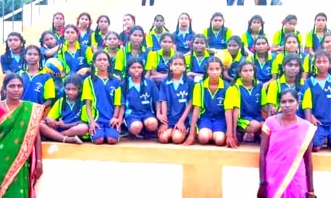 மாநில வாலிபால் போட்டிக்கு தேர்வான குருகுல மாணவிகள்.