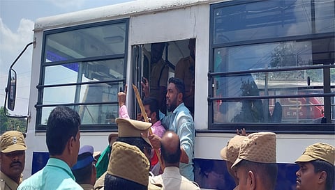 மறியலில் ஈடுப்பட்டவர்களை போலீசார் கைது செய்தபோது எடுத்தப்படம்.