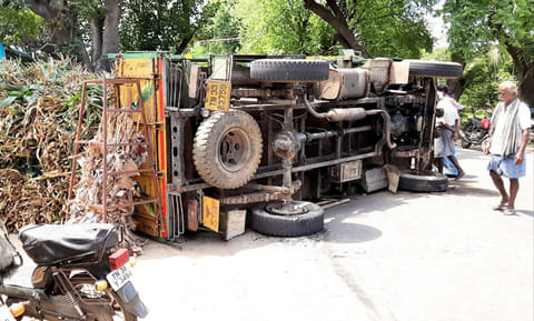 சோளத்தட்டு பாரம் ஏற்றி வந்த லாரி டயர் வெடித்து சாலையில் கவிழ்ந்தது