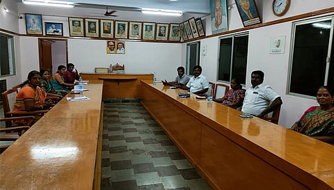 உள்ளிருப்பு போராட்டத்தில் ஈடுபட்ட கவுன்சிலர்களை படத்தில் காணலாம்.