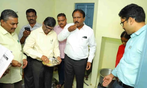 கண்காணிப்பு அலுவலர்  எம்.கருணாகரன் ஆய்வு செய்த காட்சி.&nbsp;&nbsp;