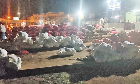 ஒட்டன்சத்திரம் மார்க்கெட்டில் தேக்கமடைந்துள்ள காய்கறிகள்