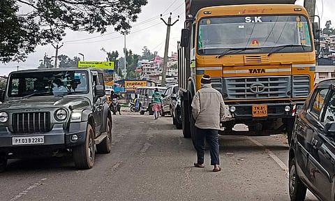 போக்குவரத்து நெரிசலால் மூஞ்சிக்கல் பகுதியில் வாகனங்கள் சிரமத்துடன் பயணிக்கும் காட்சி.