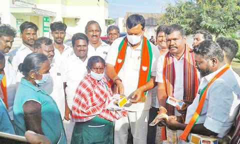 பள்ளபட்டியில் பாரதீய ஜனதா கட்சி மேலிட பார்வையாளர் சுதாகர ரெட்டி தூய்மை பணியாளர்களுக்கு இனிப்பு வழங்கினார்.