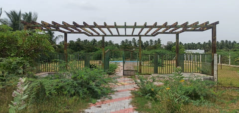 புதர் மண்டி கிடக்கும் அவல்பூந்துறை படகு இல்லம்