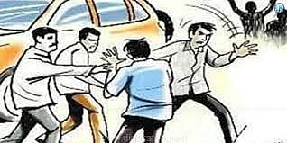 கடலூர் அருகே  முன்விரோதத்தில்   இரு தரப்பினர் மோதல்:  போலீஸ் உள்பட 8 பேர் மீது வழக்கு