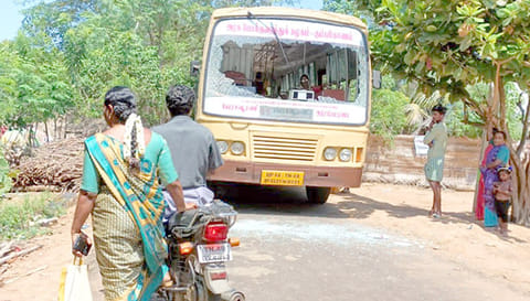 கண்ணாடி உடைக்கப்பட்ட அரசு பஸ்.
