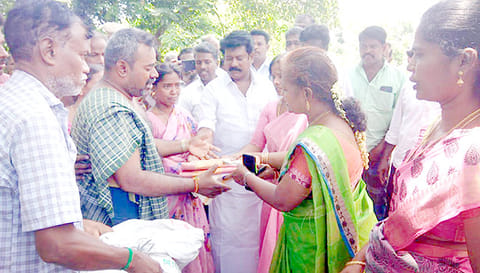 கூைர வீடு எரிந்து சேதமான குடும்பங்களுக்கு நிவாரணம் வழங்கப்பட்டது.
