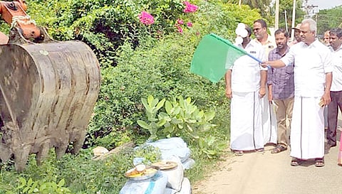 வாய்க்கால் தூர்வாரும் பணியை நகரமன்ற தலைவர் புகழேந்தி கொடியசைத்து தொடங்கி வைத்தார்.