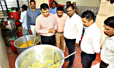 மதுரையில் இன்று பள்ளி குழந்தைகளுக்கான காலை சிற்றுண்டி தயாராகும் பணியை அரசு செயலாளர் சந்திரமோகன் பார்வையிட்டு ஆய்வு செய்தார். அருகில் கலெக்டர் அனீஷ்சேகர், மாநகராட்சி ஆணையாளர் சிம்ரன் ஜித் சிங் காலோன் உள்ளார்.
