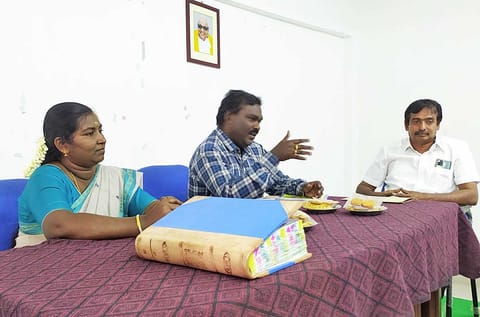 தூத்துக்குடி யூனியன் சேர்மன் வசுமதி அம்பாசங்கர் தலைமையில் கூட்டம் நடைபெற்ற காட்சி.