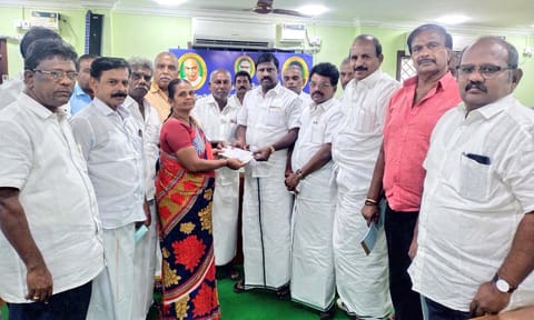  சங்க தலைவர் ஆர்.கே.காளிதாசன் நாடார்,  ஜெ.முத்துவிடம் காசோலை வழங்கிய காட்சி.