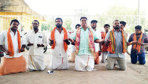 கோவில் முன்பு மண்டியிட்டு ஆர்ப்பாட்டத்தில் ஈடுபட்டனர்.