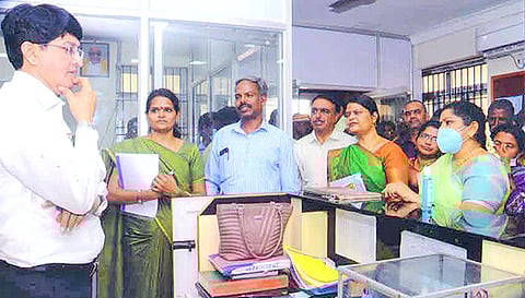 மத்திய கூட்டுறவு வங்கி மருத்துவக்கல்லூரி கிளையில் அரசு முதன்மை செயலாளர் ராதாகிருஷ்ணன் ஆய்வு செய்தார்.