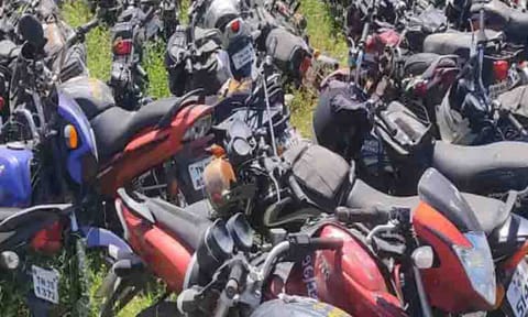 பராமரிப்பின்றி கிடக்கும் பறிமுதல் வாகனங்களை படத்தில் காணலாம்