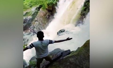 புல்லாவெளி நீர்வீழ்ச்சி (கோப்பு படம்)