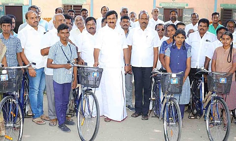 நிகழ்ச்சியில் மாணவர்களுக்கு இலவச சைக்கிள்களை அமைச்சர் மு.பெ.சாமிநாதன் வழங்கிய காட்சி.&nbsp;