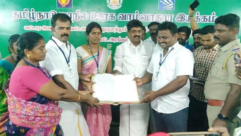 முதுகுளத்தூர் யூனியன் தலைவராக தேர்வு செய்யப்பட்ட சண்முகபிரியா ராஜேசுக்கு சான்றிதழ் வழங்கப்பட்டது. அருகில் காதர்பாட்ஷா, முத்துராமலிங்கம் எம்.எல்.ஏ. உள்ளார்.