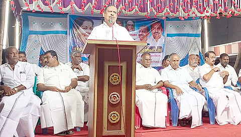 கூட்டத்தில் மாவட்ட செயலாளரும், எம்.எல்.ஏ.வுமான ஓ.எஸ்.மணியன் பேசினார்.