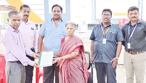 பணியாளர்களுக்கு மருத்துவ காப்பீடு அட்டை வழங்கப்பட்டது.