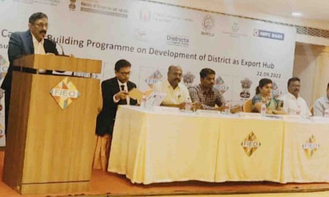 கருத்தரங்கில், கூட்டமைப்பின் இணை இயக்குனர் உன்னிகிருஷ்ணன் பேசியபோது எடுத்த படம்.